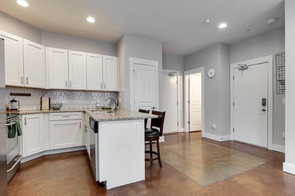 3-story West End | Free Garage Parking | Near Vanderbilt Medical * Nashville