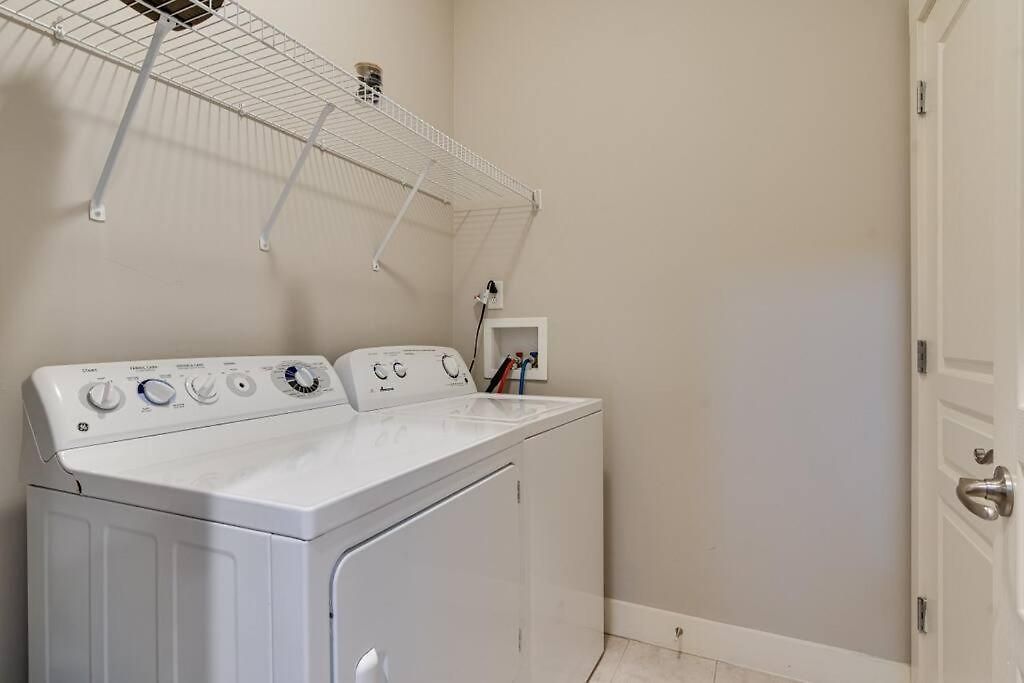 Apartment Three-level West End With Private Office And Free Secured Parking *
