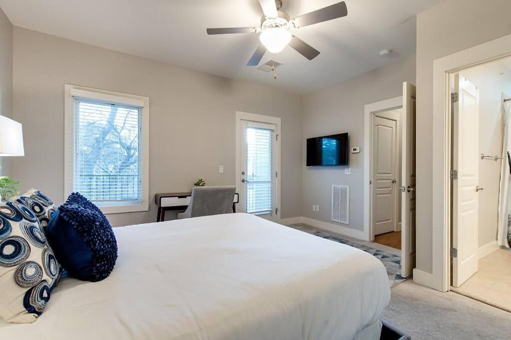 Three-level West End With Private Office And Free Secured Parking * Nashville