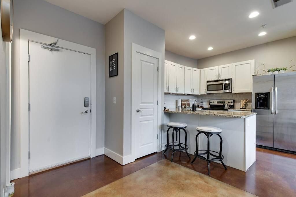Apartment Three-level West End With Private Office And Free Secured Parking
