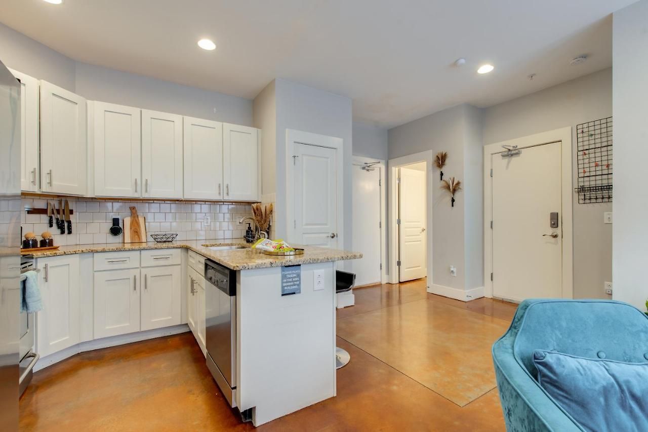 West End Townhome With 2 En-suites And Free Private Parking *