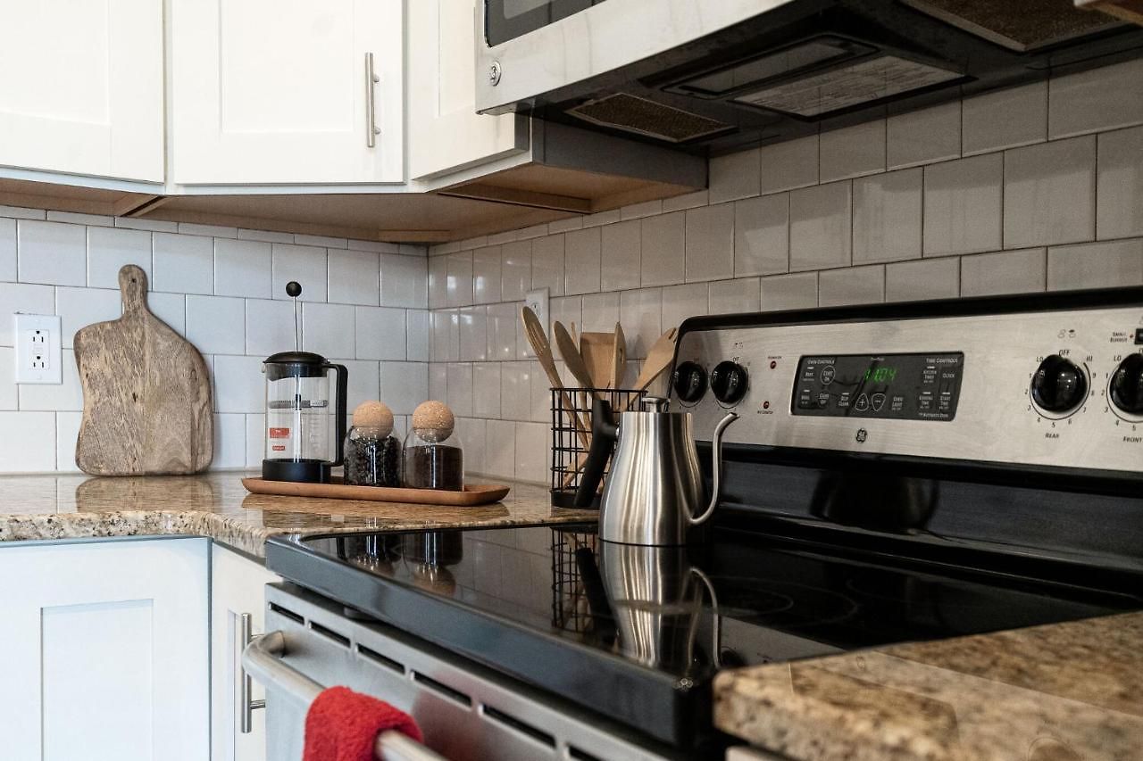 Music Row Luxury - Two King Bedrooms - Private Garage & Ensuite Baths Holiday home Nashville