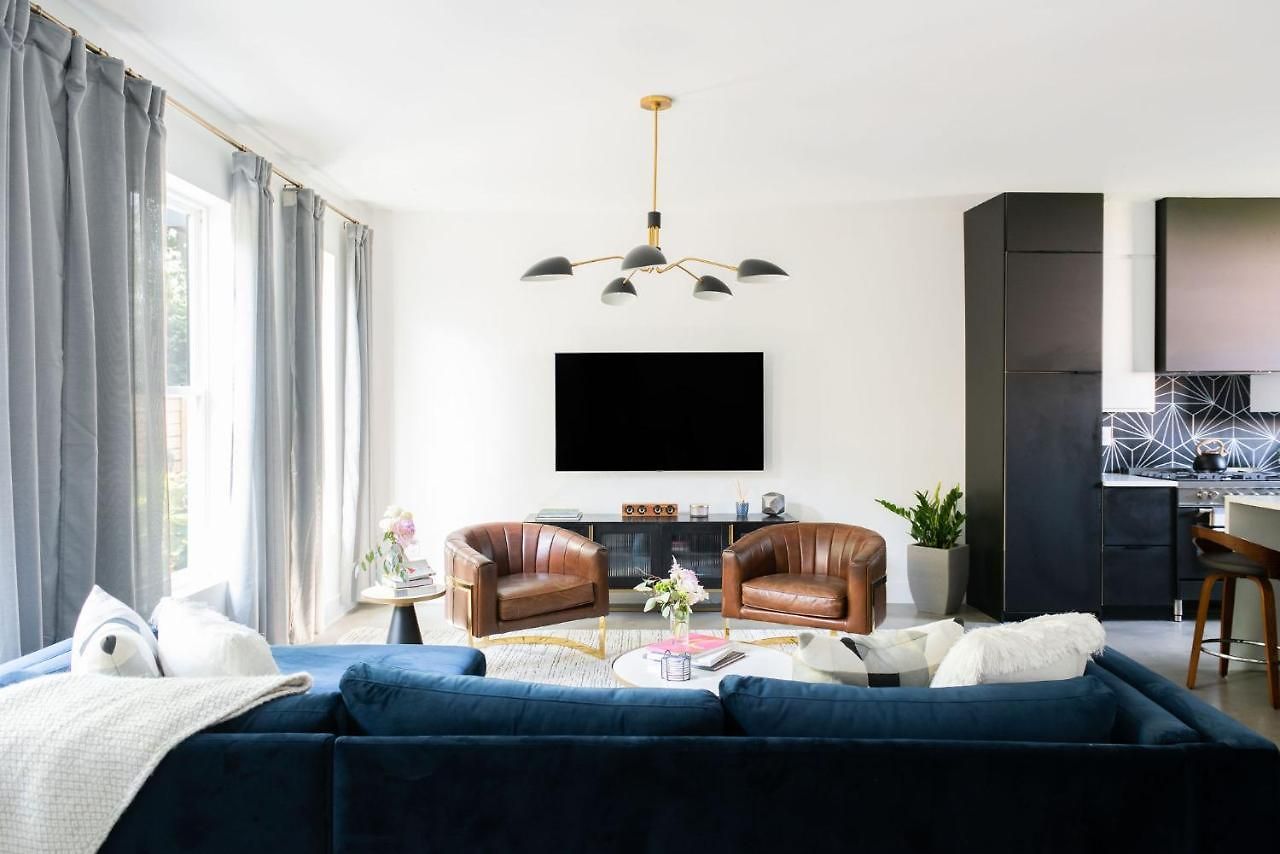 Gated Luxe With Rooftop, Bunk Room, & Parking, Sleeps 10 With King Suite, Queen & Custom Bunks, Gourmet Kitchen With Wine Fridge, Rooftop Patio, Dog Friendly, Dedicated Parking, Mins From Downtown And Broadway, 24 Hour Hospitality Holiday home *