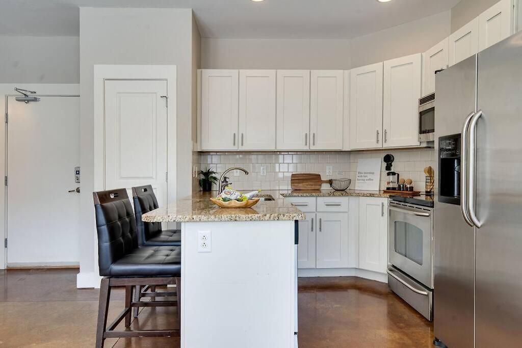 The Johnny Cash - Music Row District - Free Garage Parking - King Bed Apartment