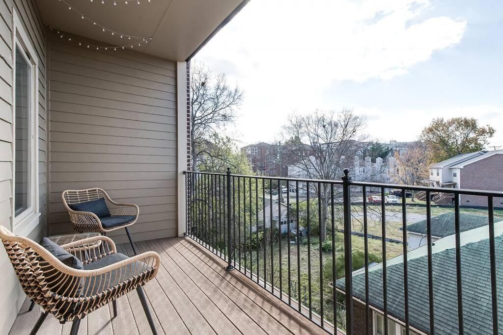 The Johnny Cash - Music Row District - Free Garage Parking - King Bed Apartment *