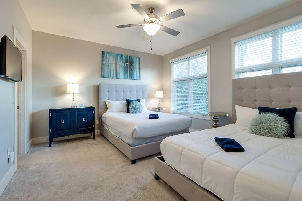 Three-level West End With Private Office And Free Secured Parking Apartment