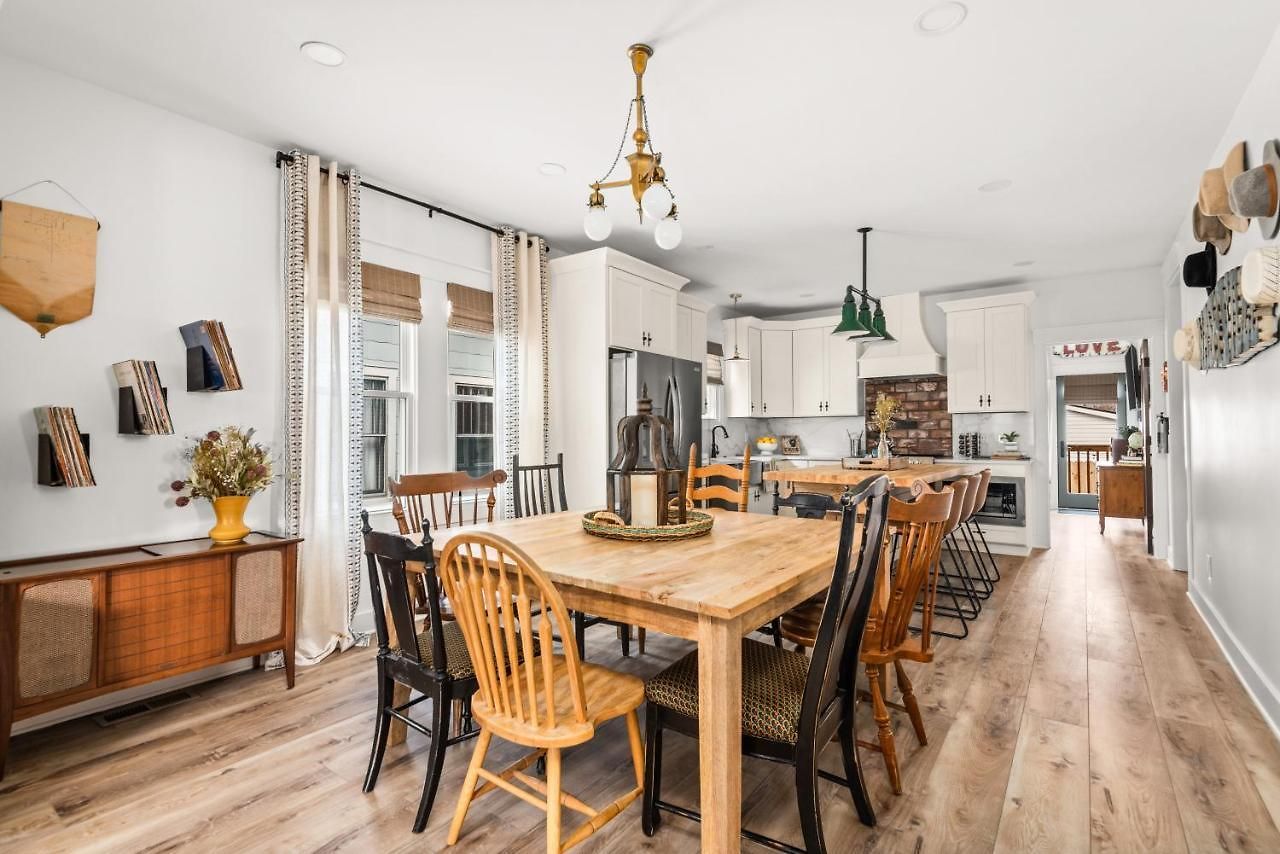In Walkable Area 25 Miles To Downtown Family & Dog Friendly