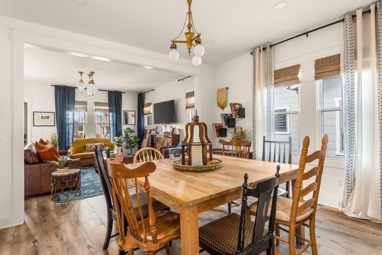 In Walkable Area 25 Miles To Downtown Family & Dog Friendly Holiday home *