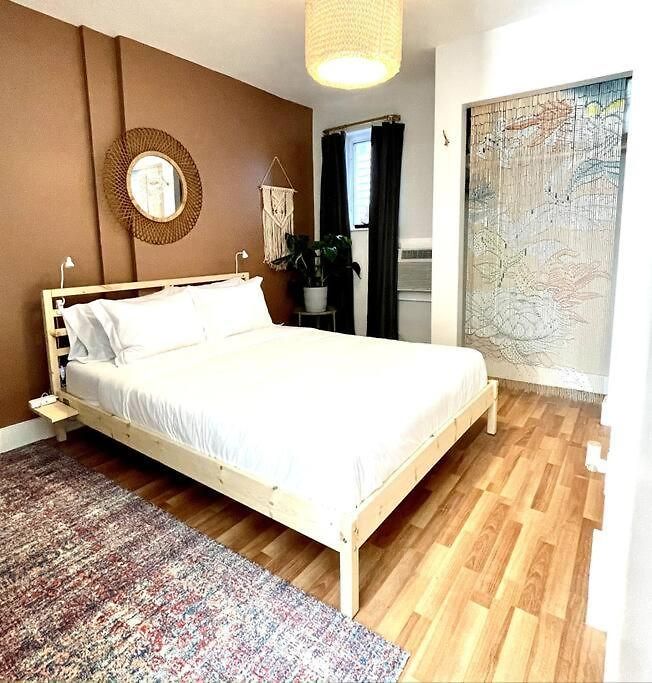 City Skyline Views In A Great Neighborhood Apartment *