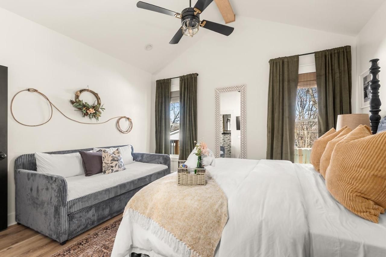 In Walkable Area 25 Miles To Downtown Family & Dog Friendly