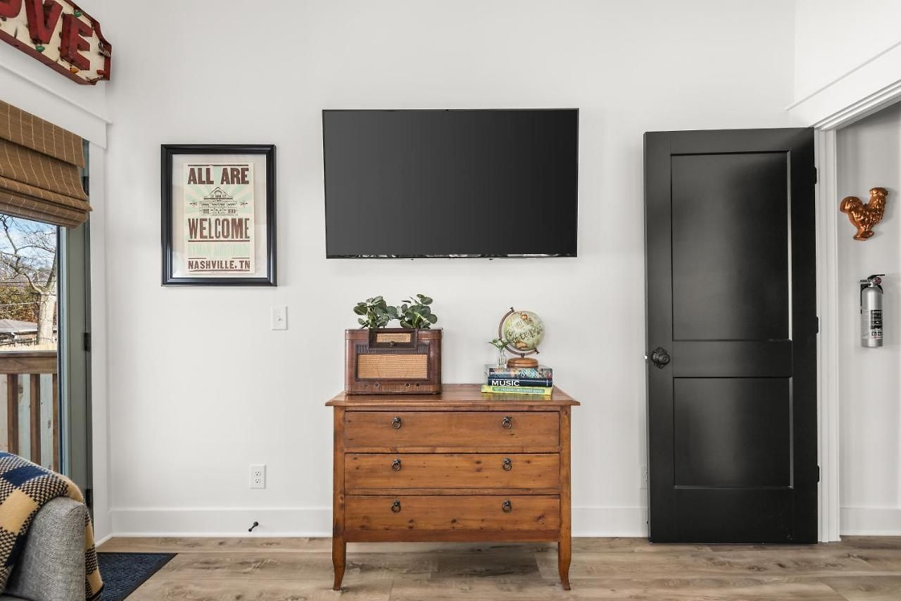 In Walkable Area 25 Miles To Downtown Family & Dog Friendly Nashville