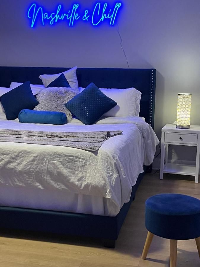 Classy, Cozy, Close To Downtown Apartment *