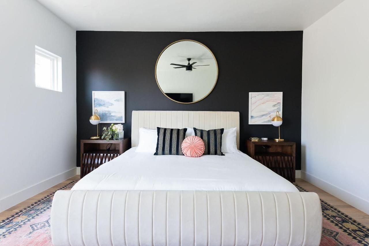 Gated Luxe With Rooftop, Bunk Room, & Parking, Sleeps 10 With King Suite, Queen & Custom Bunks, Gourmet Kitchen With Wine Fridge, Rooftop Patio, Dog Friendly, Dedicated Parking, Mins From Downtown And Broadway, 24 Hour Hospitality Holiday home *