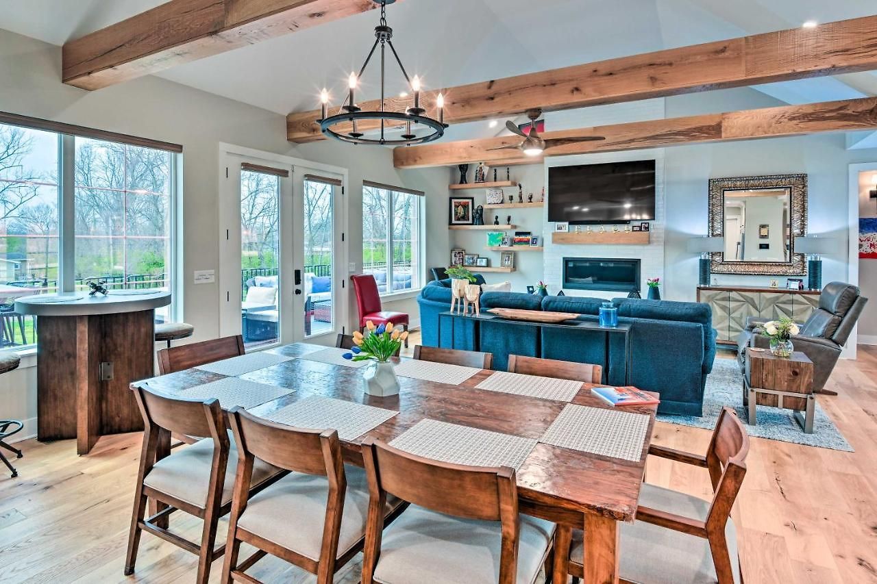 Beautiful Near Downtown W/ Hot Tub! *