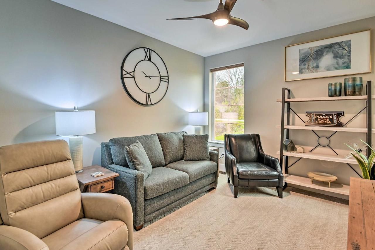 Holiday home Beautiful Near Downtown W/ Hot Tub!