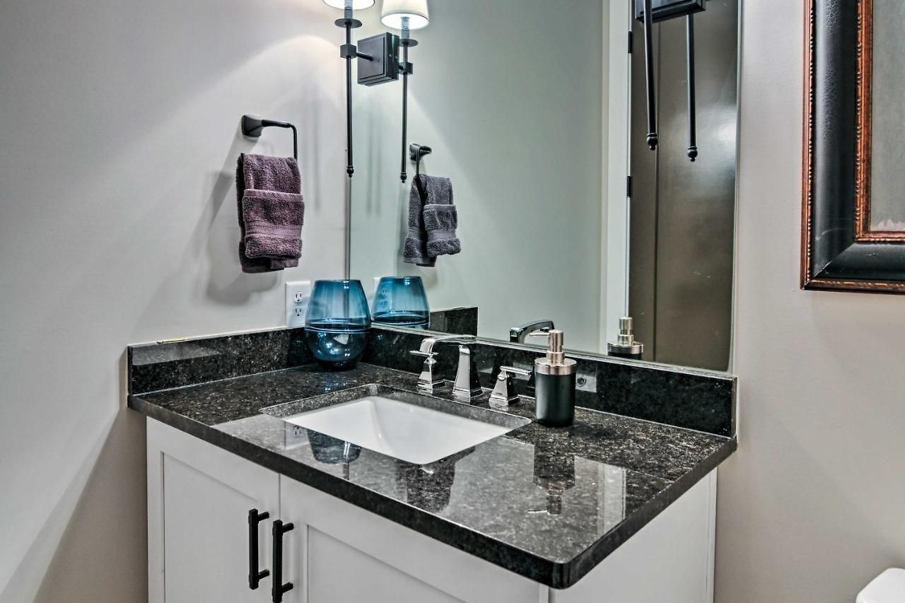 Holiday home Beautiful Near Downtown W/ Hot Tub!