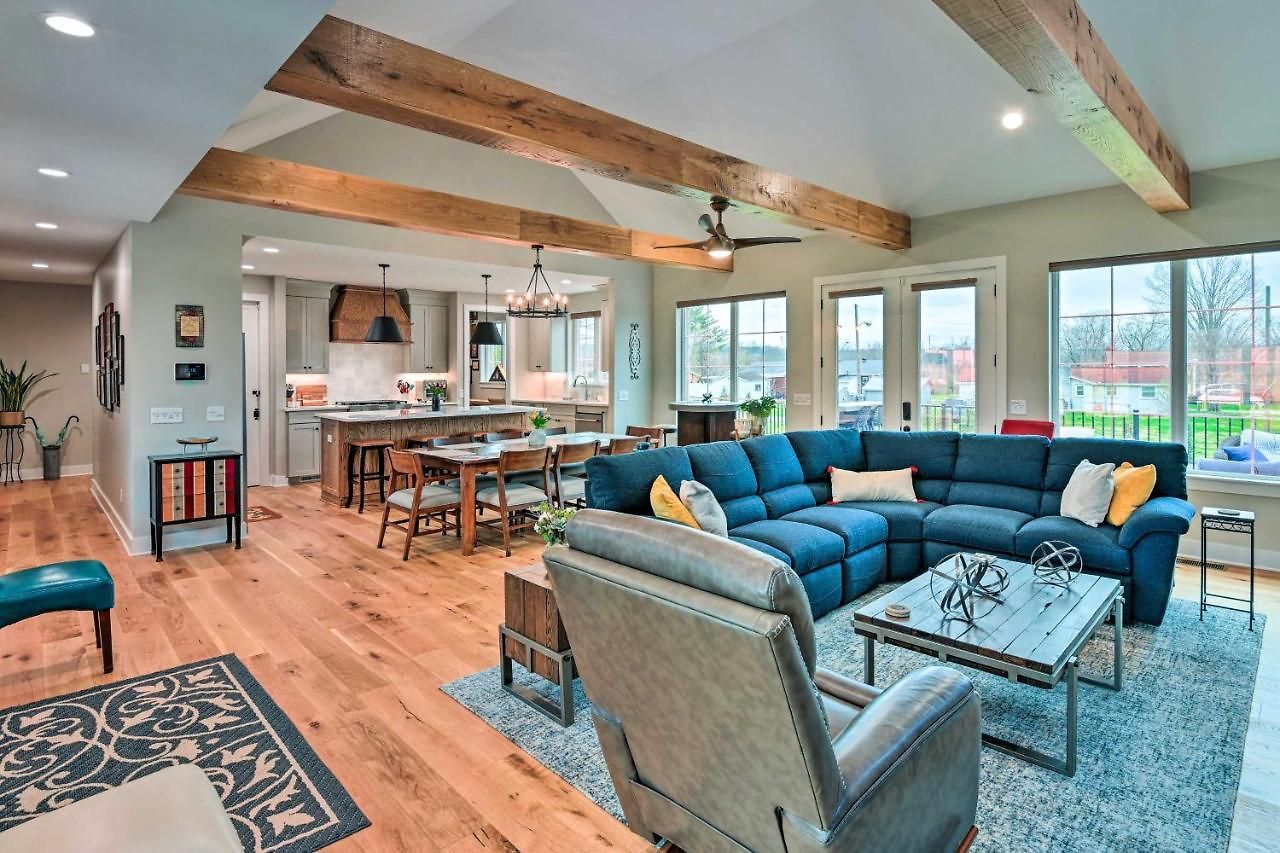 Beautiful Near Downtown W/ Hot Tub! Holiday home