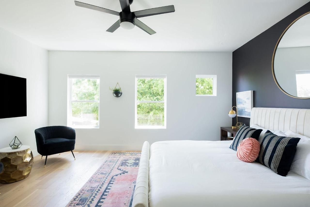 Gated Luxe With Rooftop, Bunk Room, & Parking, Sleeps 10 With King Suite, Queen & Custom Bunks, Gourmet Kitchen With Wine Fridge, Rooftop Patio, Dog Friendly, Dedicated Parking, Mins From Downtown And Broadway, 24 Hour Hospitality *