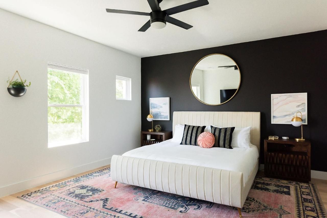 Gated Luxe With Rooftop, Bunk Room, & Parking, Sleeps 10 With King Suite, Queen & Custom Bunks, Gourmet Kitchen With Wine Fridge, Rooftop Patio, Dog Friendly, Dedicated Parking, Mins From Downtown And Broadway, 24 Hour Hospitality Holiday home