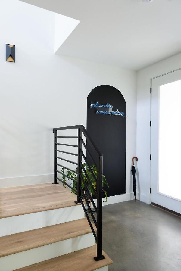 Holiday home Gated Luxe With Rooftop, Bunk Room, & Parking, Sleeps 10 With King Suite, Queen & Custom Bunks, Gourmet Kitchen With Wine Fridge, Rooftop Patio, Dog Friendly, Dedicated Parking, Mins From Downtown And Broadway, 24 Hour Hospitality