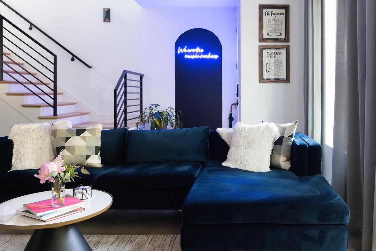 Gated Luxe With Rooftop, Bunk Room, & Parking, Sleeps 10 With King Suite, Queen & Custom Bunks, Gourmet Kitchen With Wine Fridge, Rooftop Patio, Dog Friendly, Dedicated Parking, Mins From Downtown And Broadway, 24 Hour Hospitality *