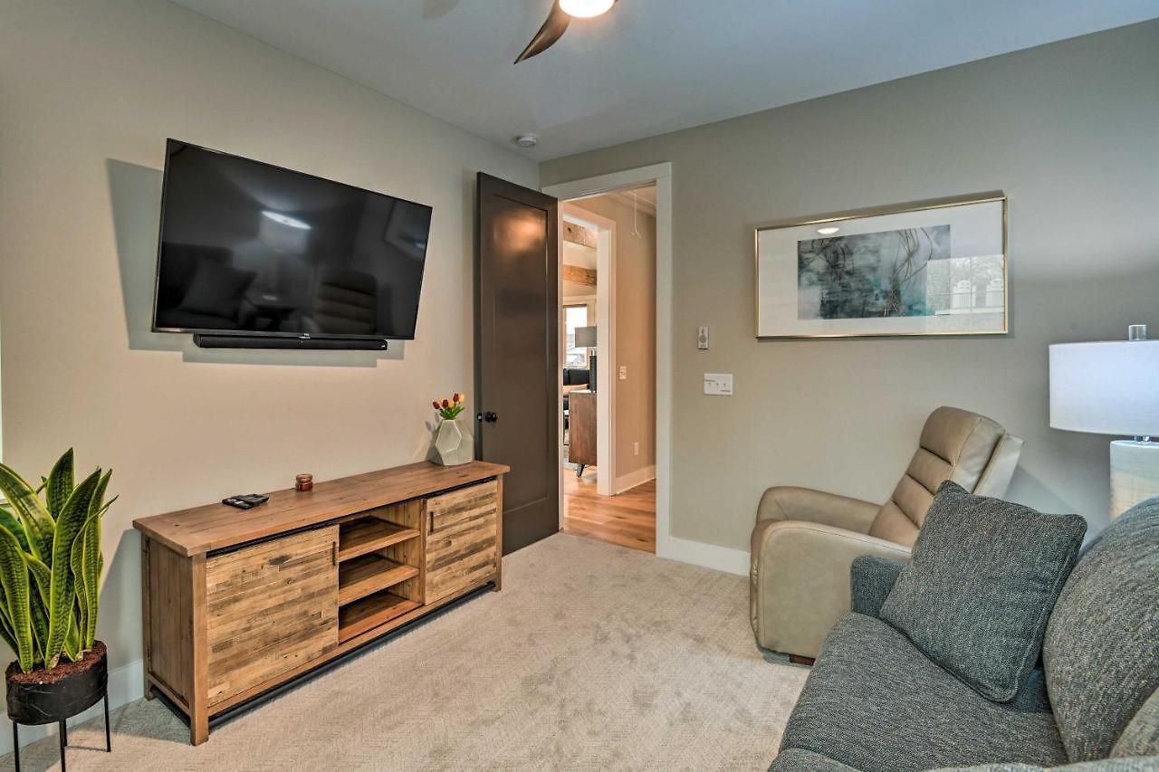 Beautiful Near Downtown W/ Hot Tub!