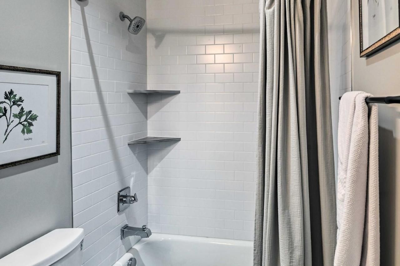 Beautiful Near Downtown W/ Hot Tub!