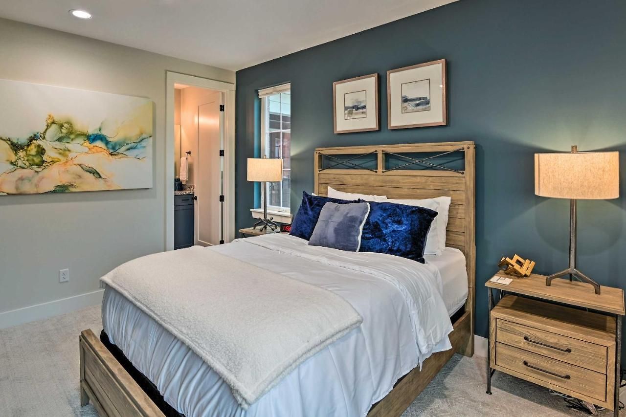 Holiday home Beautiful Near Downtown W/ Hot Tub!