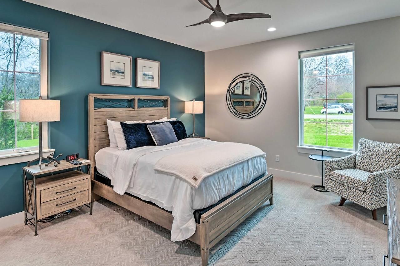 Beautiful Near Downtown W/ Hot Tub! *