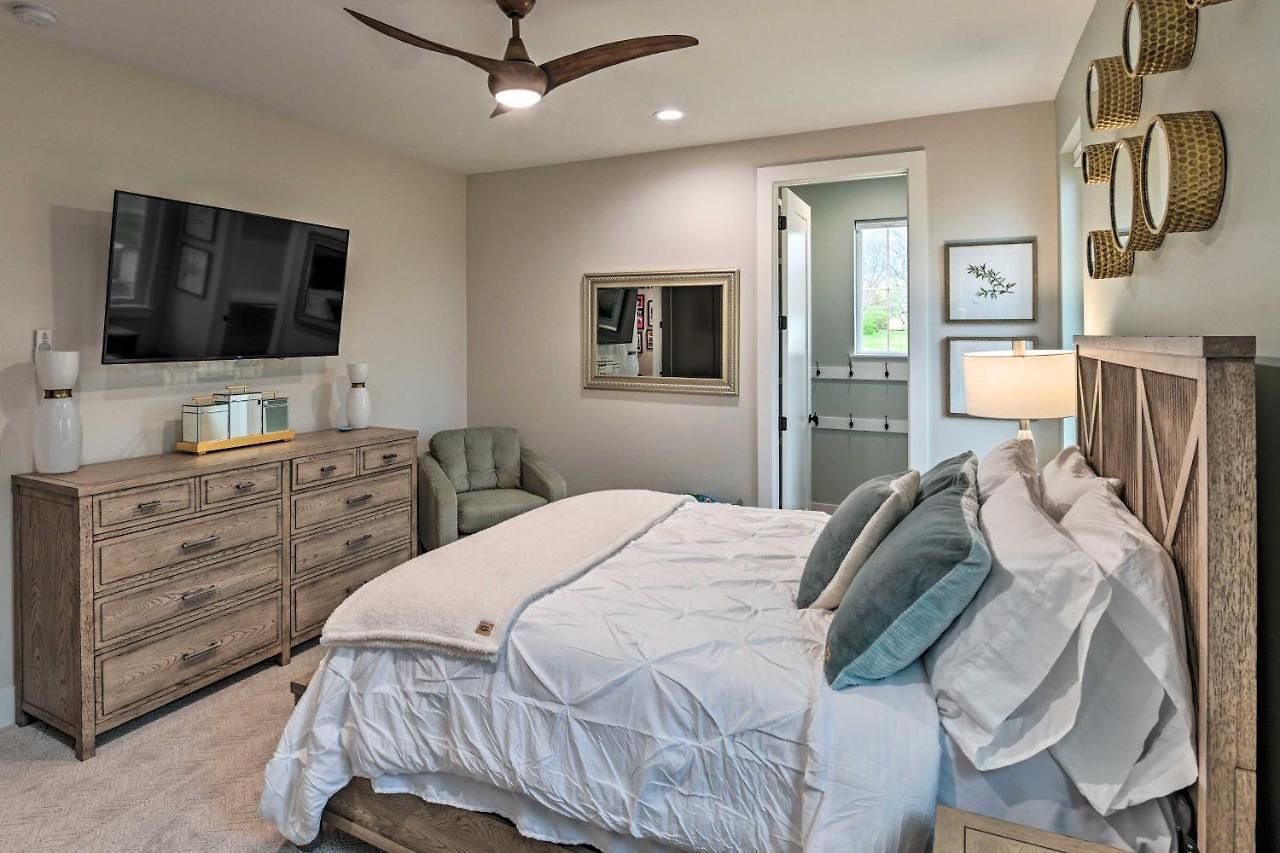 Beautiful Near Downtown W/ Hot Tub! Holiday home Nashville