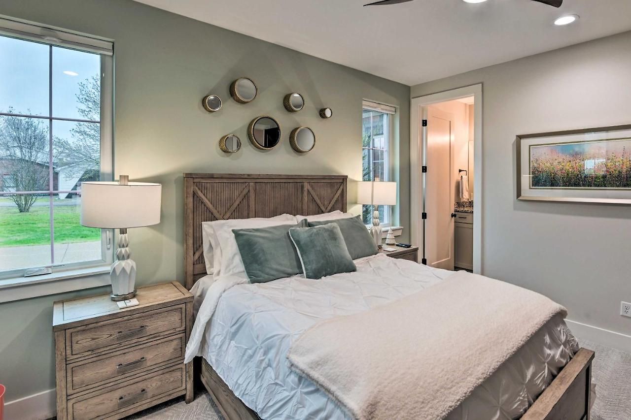 Beautiful Near Downtown W/ Hot Tub! Holiday home *