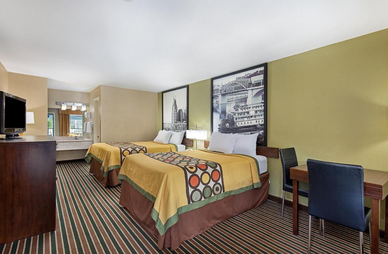 Super 8 By Wyndham West