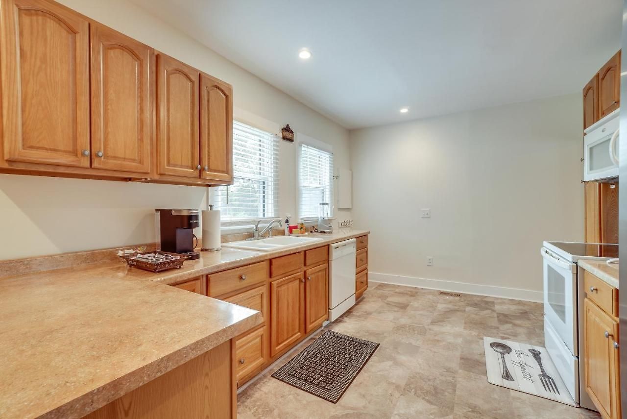 Quiet Old Hickory W/ Deck Holiday home