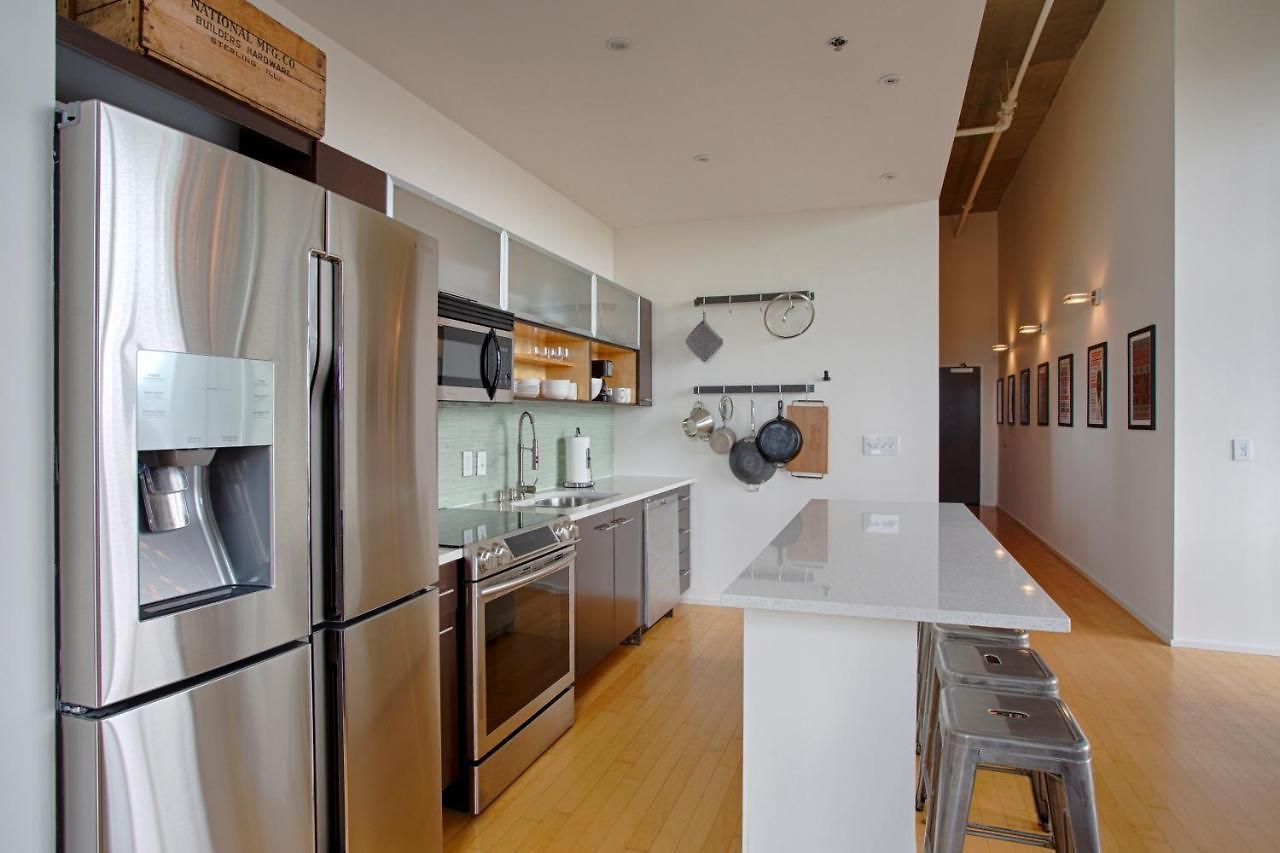 Luxe Two Bedroom Penthouse With Skyline Views, Internet, Gym Holiday home