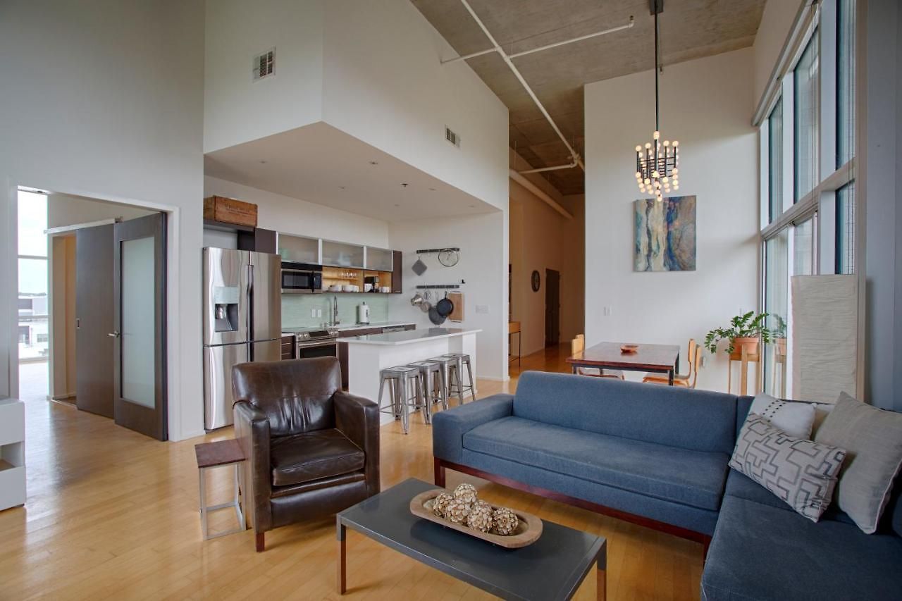 Luxe Two Bedroom Penthouse With Skyline Views, Internet, Gym Holiday home *