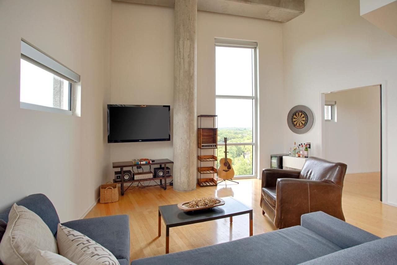 Luxe Two Bedroom Penthouse With Skyline Views, Internet, Gym Holiday home