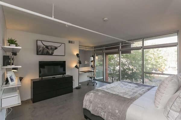 Holiday home Luxe + Modern Johnny Cash Inspired Executive