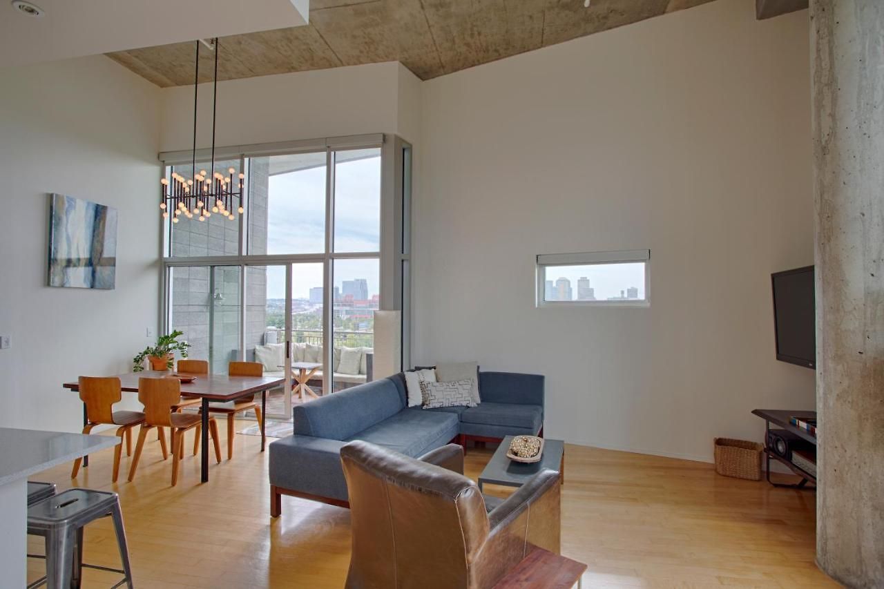 Luxe Two Bedroom Penthouse With Skyline Views, Internet, Gym * Nashville