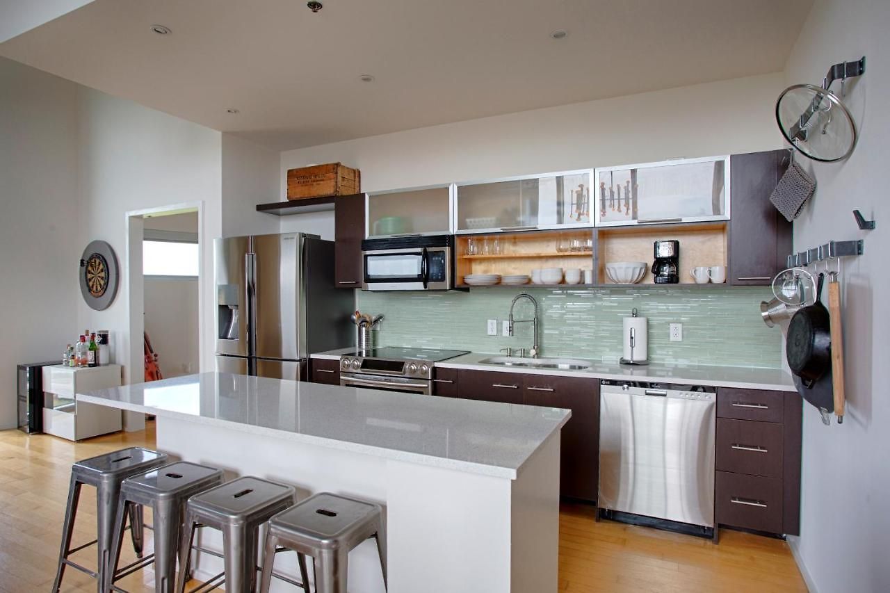 Holiday home Luxe Two Bedroom Penthouse With Skyline Views, Internet, Gym *