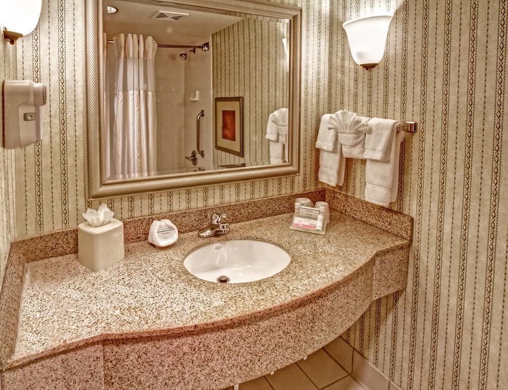 Hilton Garden Airport 3*