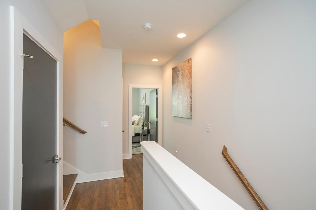 Luxury Townhome Skyline Views Mins To Dt Holiday home *