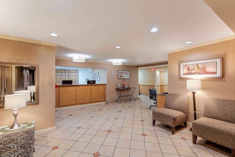 La Quinta By Wyndham Airport Hotel