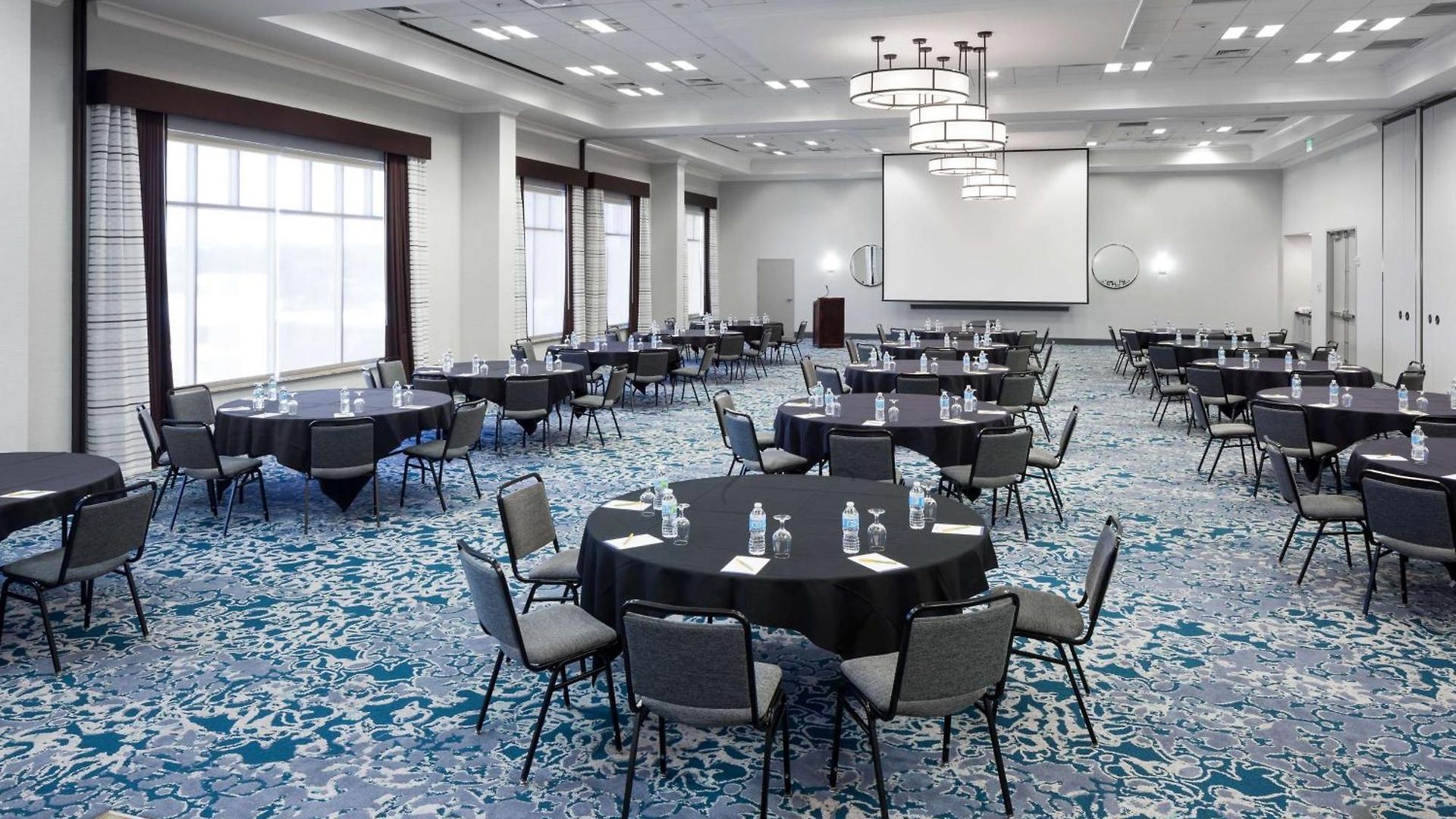 Hilton Garden Vanderbilt 3*