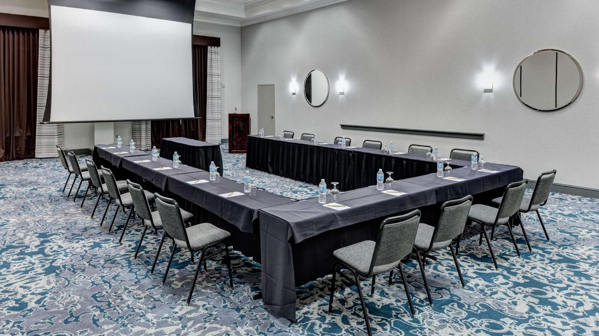 Hilton Garden Vanderbilt 3*