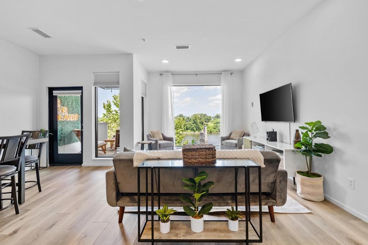 River View 2-bedroom With Free Garage Parking *