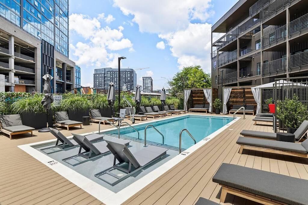 Downtown Pool, Gym + Skyline Views Walk To Bridgestone Nashville