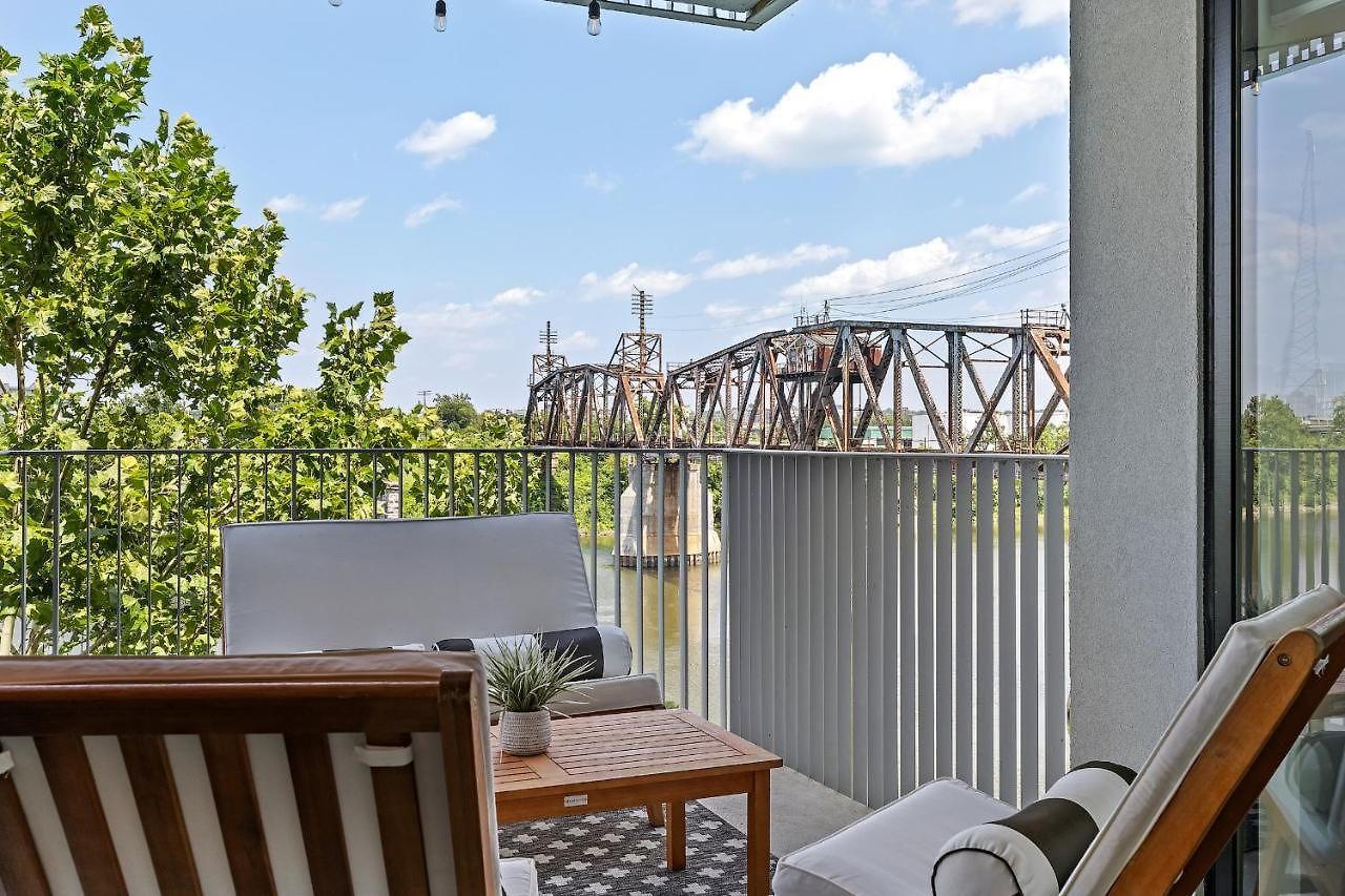 River View 2-bedroom With Free Garage Parking Apartment *