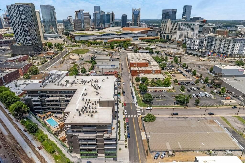 Downtown Pool, Gym + Skyline Views Walk To Bridgestone