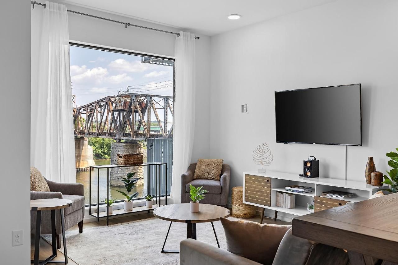 Apartment River View 2-bedroom With Free Garage Parking *