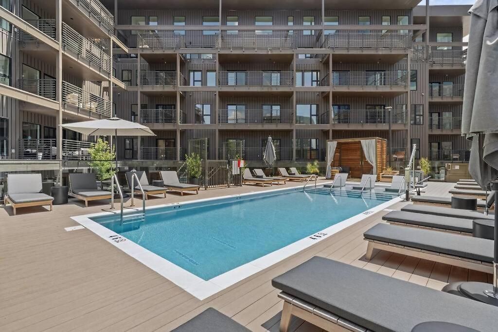 Downtown Pool, Gym + Skyline Views Walk To Bridgestone * Nashville